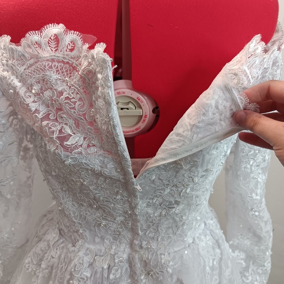 Elegant White Lace Off-Shoulder Dress - Picture 8 of 10